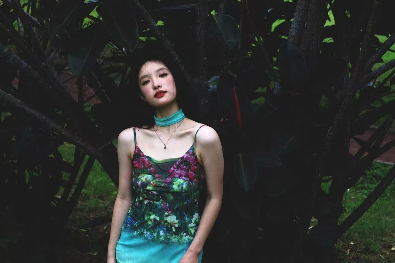深色树影中的半身人像