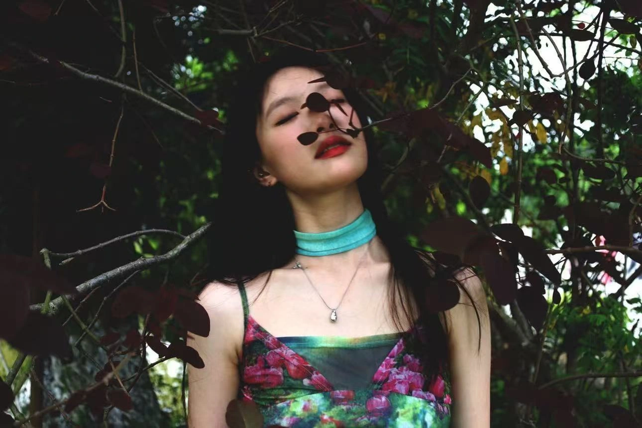 树叶掠过面部的人像