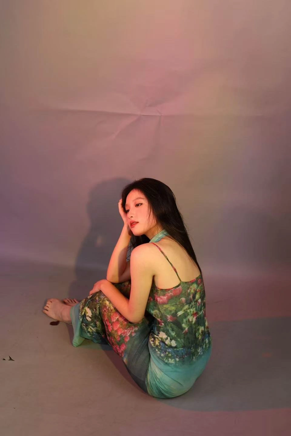 暖色棚拍坐姿人像