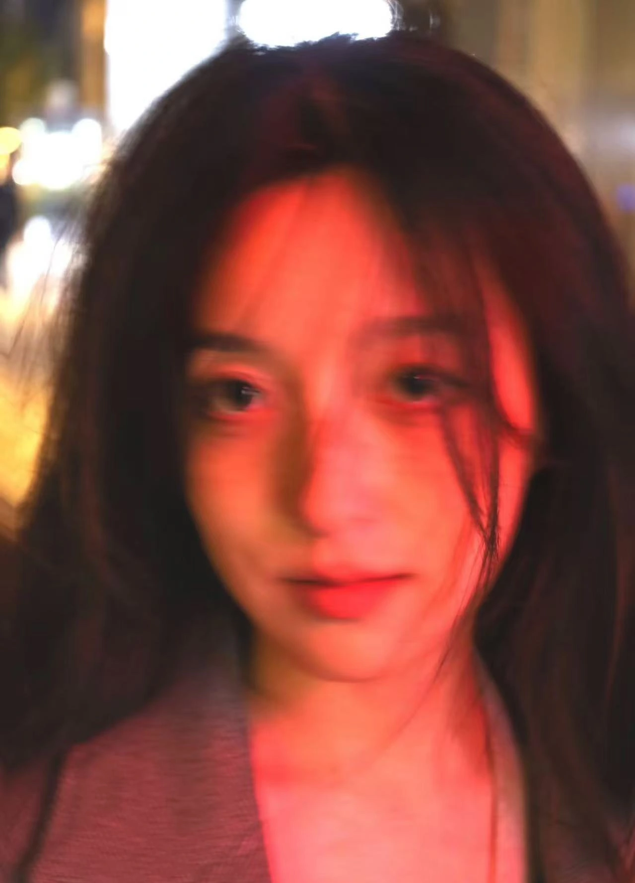 红光下的动态人像