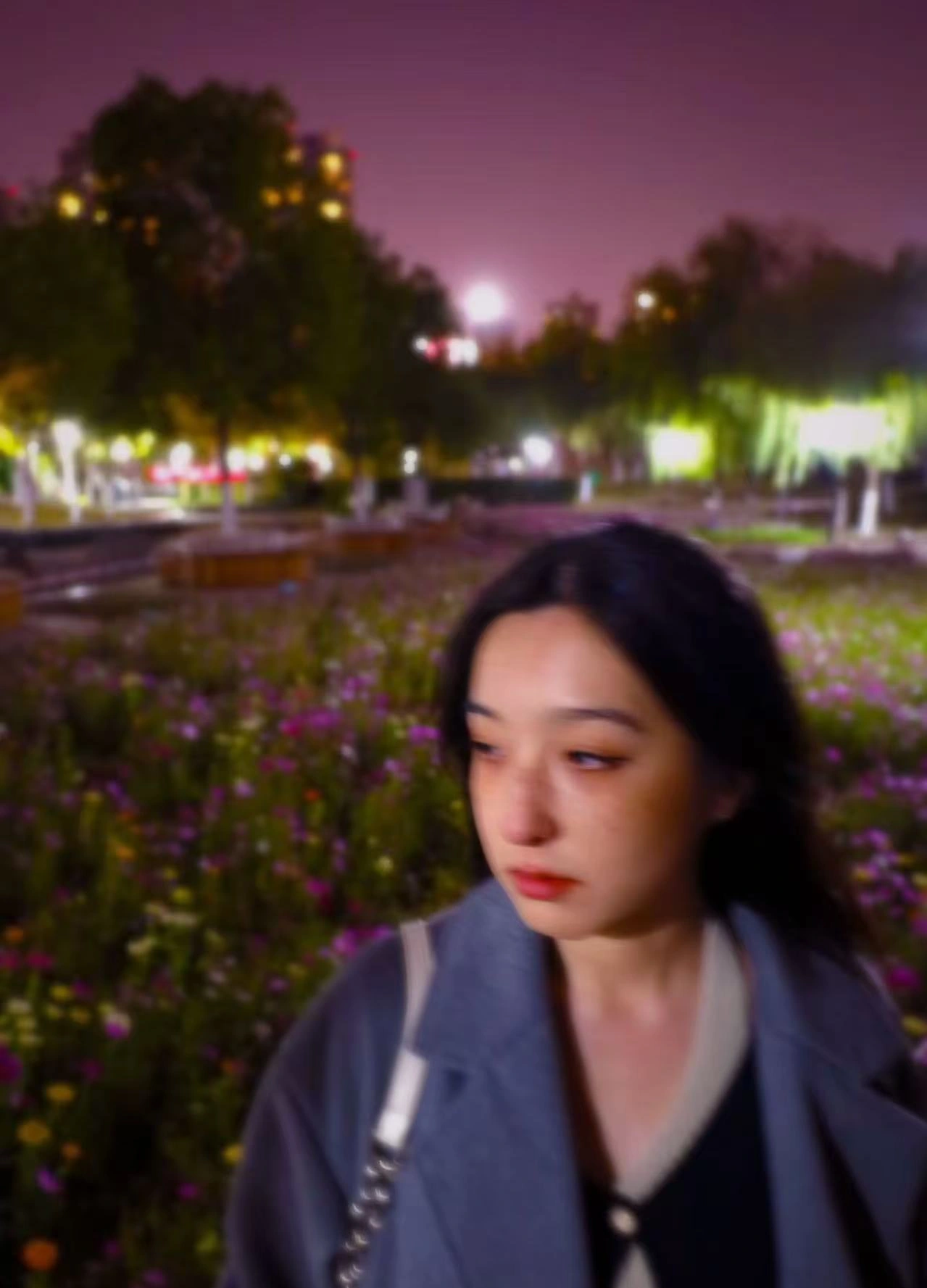 夜晚花丛旁的人像
