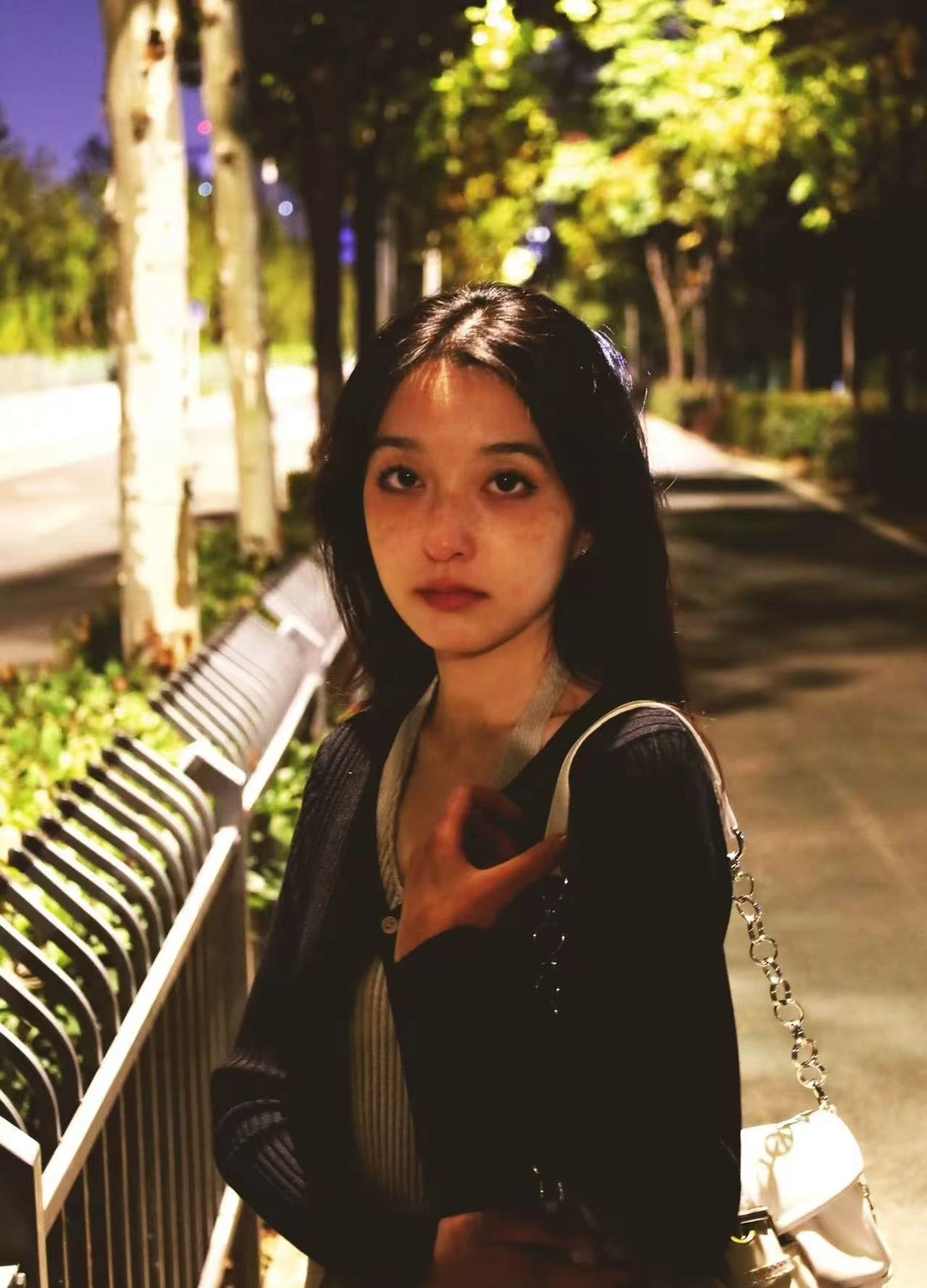 夜间步道上的人像