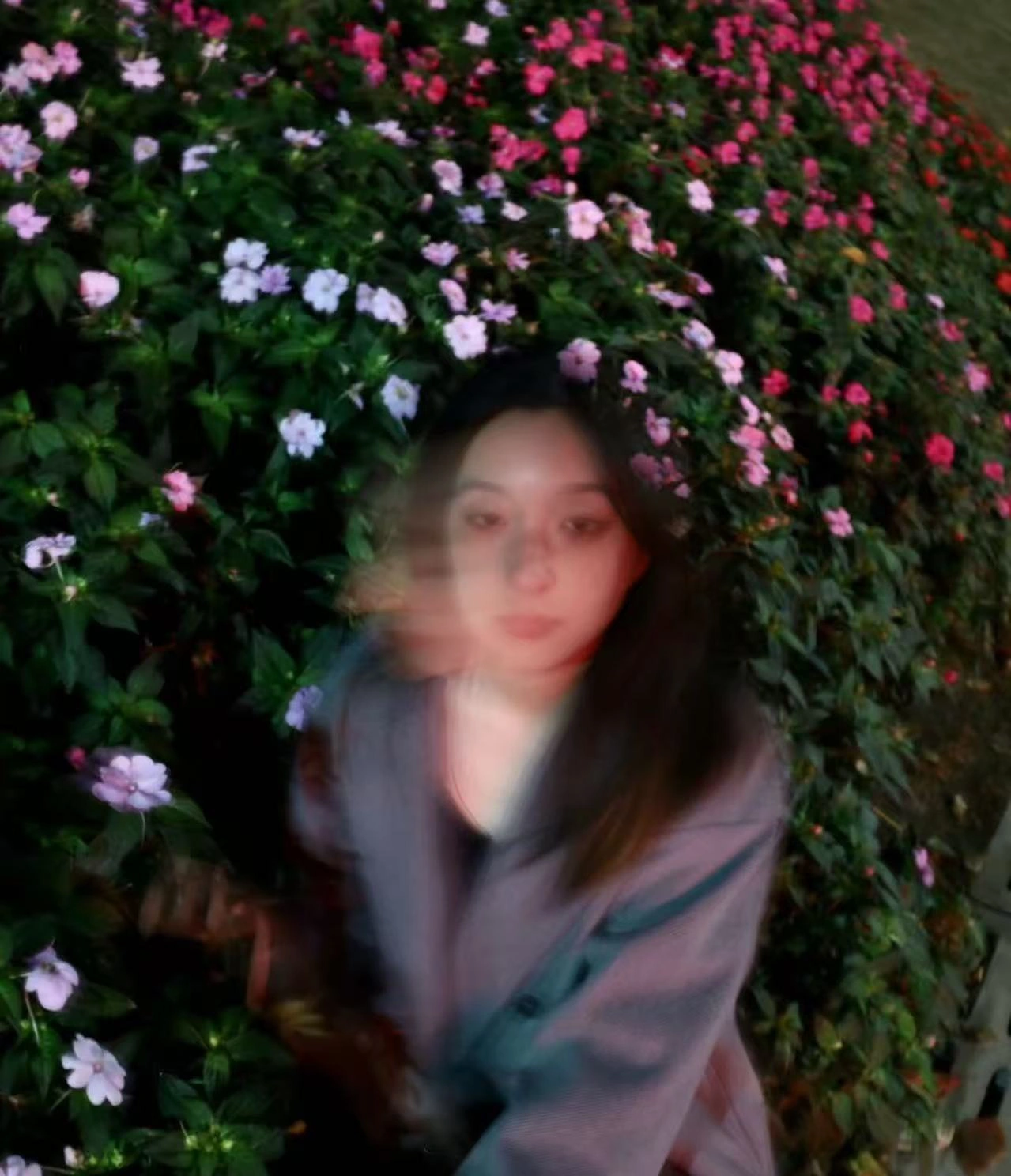 花丛中的运动模糊人像