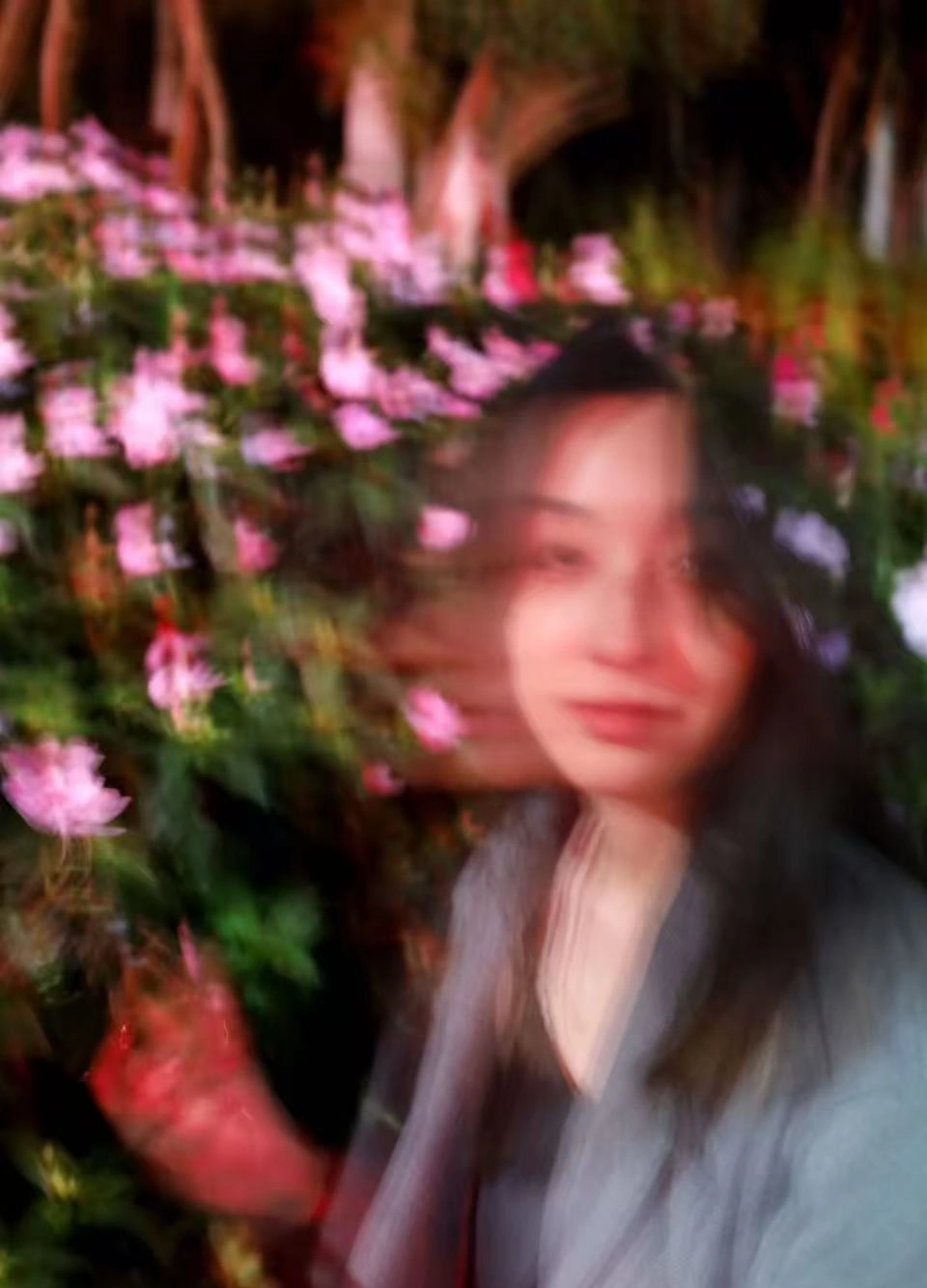 花丛中举手的模糊人像