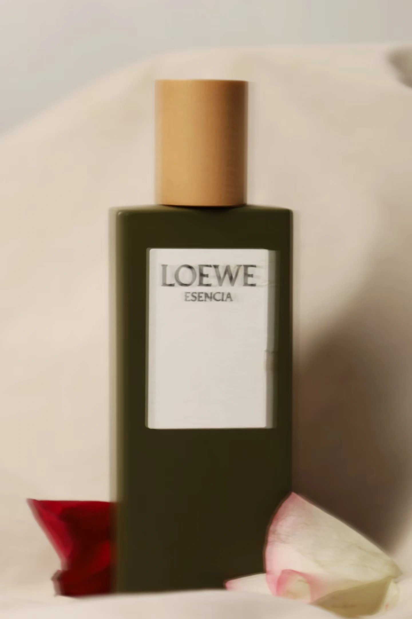 柔焦香水瓶产品摄影